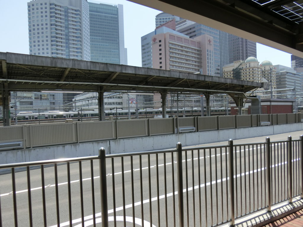 通路の向こうは現在の大阪駅11番線ホーム