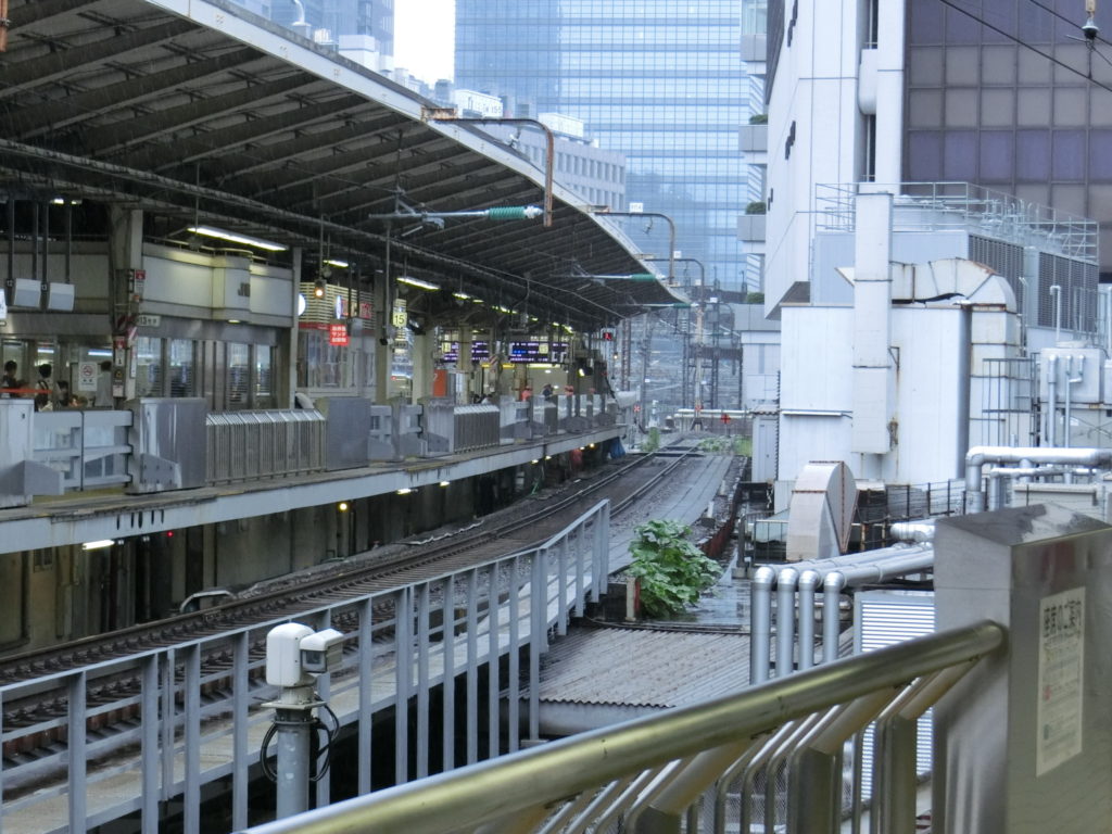 東京駅16番線ホームから15番線を見る