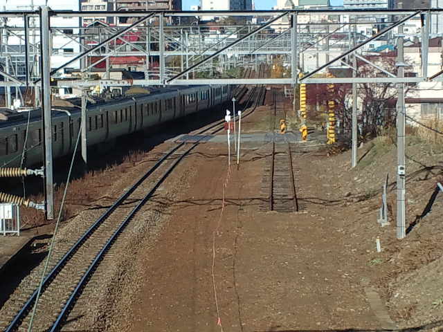 南小樽駅の跨線橋から旧手宮線の線路を眺める