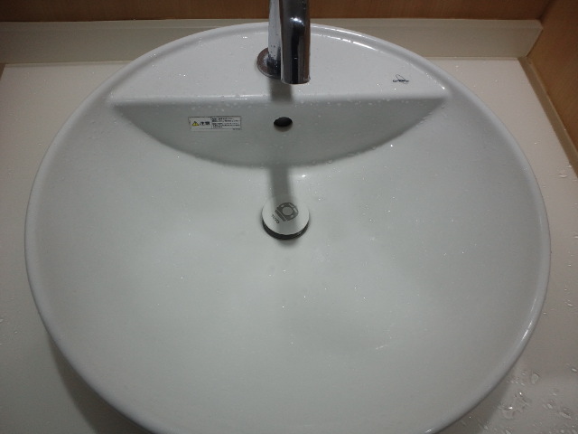 小倉駅の新幹線改札内にあるトイレ 洗面台に0系新幹線のイラスト