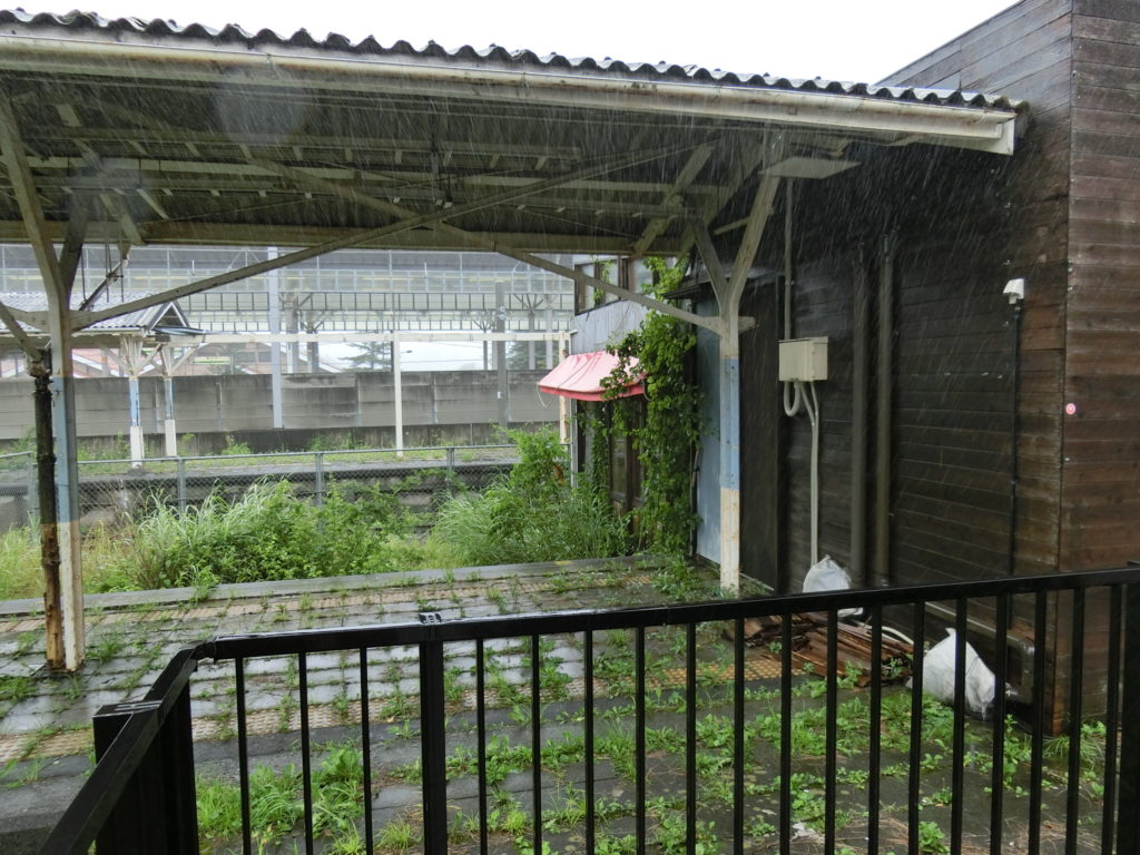 軽井沢駅 旧ホーム横川方面 現在、ホームの一部はレストラン（カフェ＆ワインバー）のテラスになっている