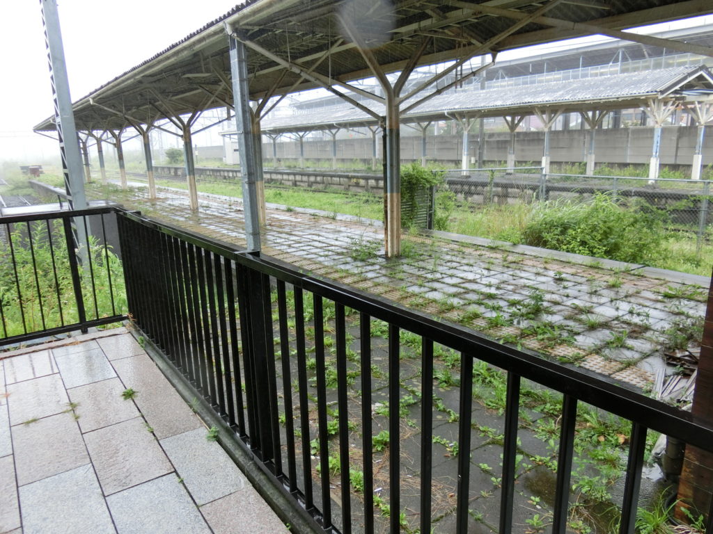軽井沢駅 旧ホーム横川方面 現在はレストラン（カフェ＆ワインバー）のテラスになっている