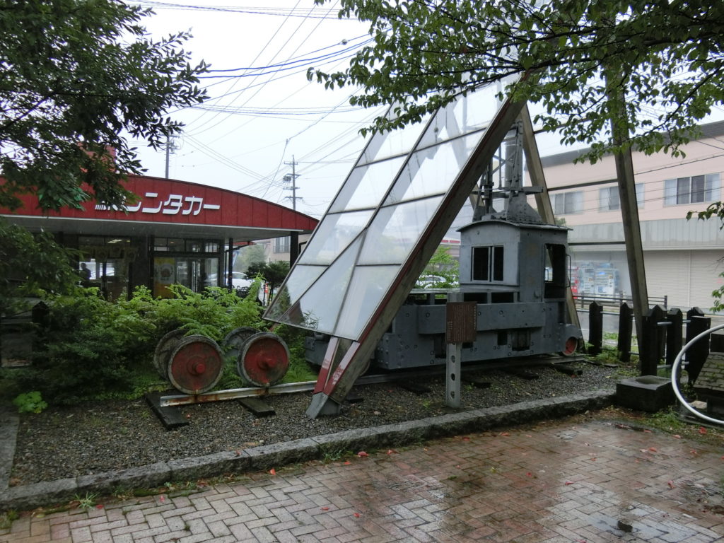 （旧）軽井沢駅舎記念館の前に展示されている草軽電鉄・電気機関車デキ12